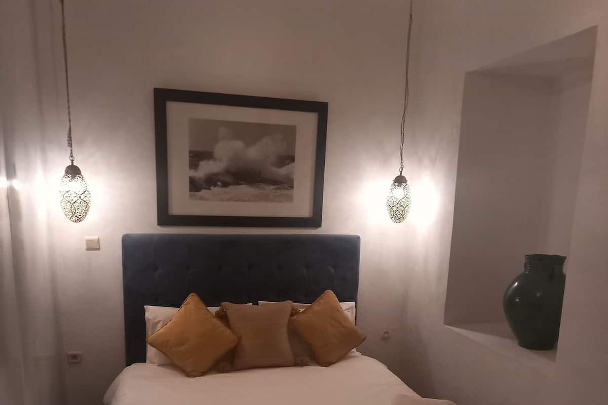 Chambre Rose Triple | Iron/ironing board, free WiFi, bed sheets