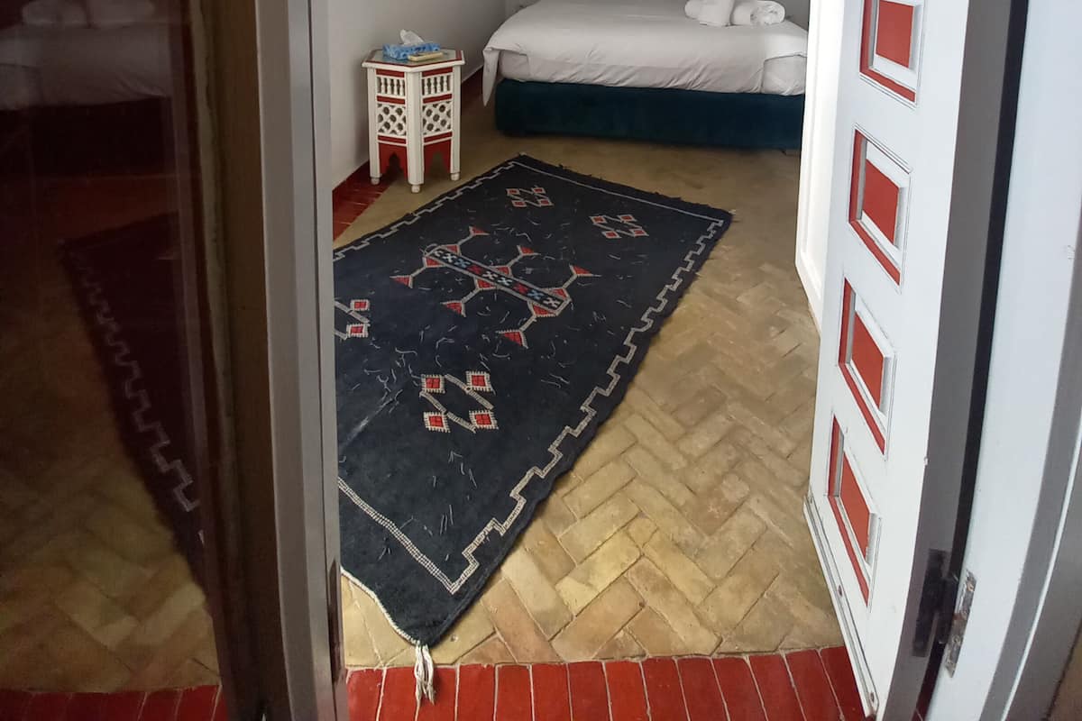 Chambre Double Fleur de lys | Iron/ironing board, free WiFi, bed sheets
