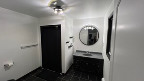 Shower, hair dryer, towels, soap - Peaceful home in mount bethel, PA (Mount Beth)