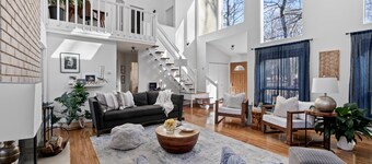 Luxury Open-Concept Retreat.Hot Tub.GameRoom.Hiking.Lake.Pool.Pet- Friendly.EVC!
