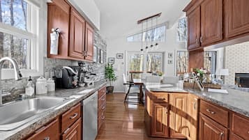 Coffee/tea maker, fridge, microwave, oven