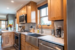 Kjøleskap, mikrobølgeovn, ovn og kokeplater