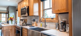 Spellbound Cottage / Dog Friendly Perfection on the Mtn. W/Hot Tub & Views!