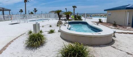 Una piscina cubierta, una piscina al aire libre