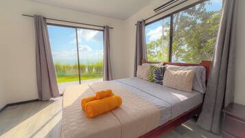 3 bedrooms, desk, WiFi, bed sheets