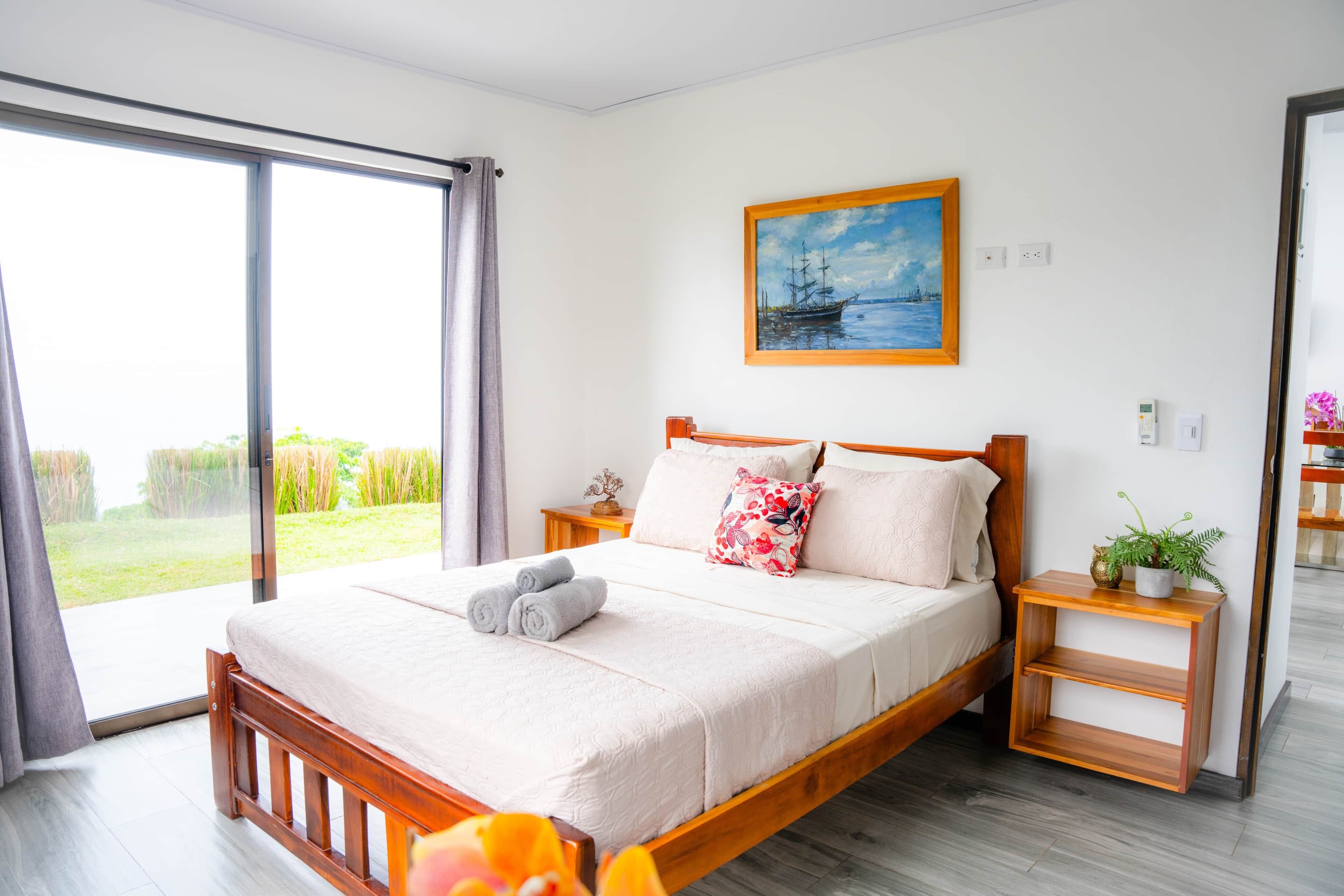 4 bedrooms, desk, WiFi, bed sheets