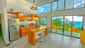 Een moderne keuken met houten kastjes, roestvrijstalen apparatuur en een groot eiland.