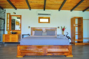 1 bedroom, desk, WiFi, bed sheets