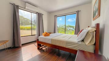 4 bedrooms, desk, WiFi, bed sheets