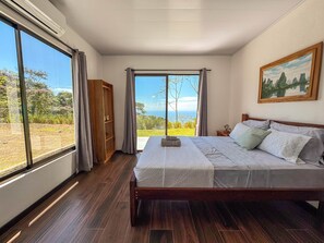 4 bedrooms, desk, WiFi, bed sheets