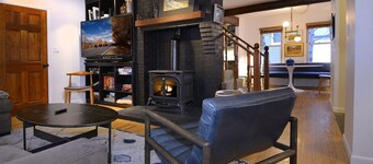 Bluebird Retreat/Fantastic Cottage Style Home Next to Coal Creek! Walk to it All