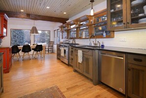 Fridge, microwave, oven, stovetop - Bluebird Retreat (Crested Butte)