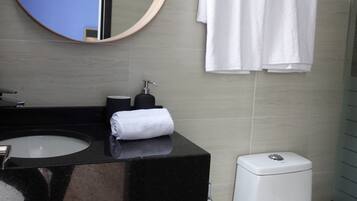 Suihku, hiustenkuivaaja, pyyhkeet, saippua