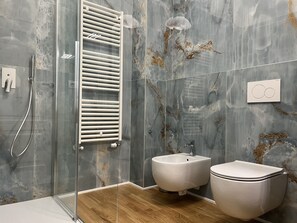 Articoli per l'igiene personale ecosostenibili, asciugacapelli, bidet