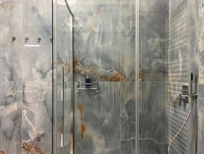 Amenidades de baño ecológicas, secadora de cabello, bidet, toallas 