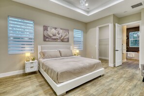 3 habitaciones, escritorio y tabla de planchar con plancha