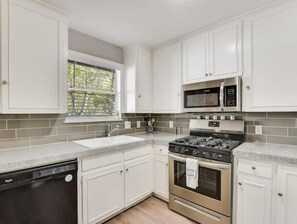 Private kitchen - 4BR/2BA in S. Central w/8+beds & 10 min to DT/SoCo

 (Austin)