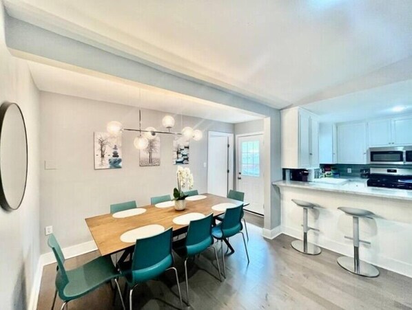 Dining - 4BR/2BA in S. Central w/8+beds & 10 min to DT/SoCo
(Austin)