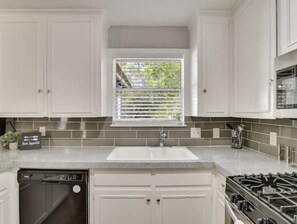 Private kitchen - 4BR/2BA in S. Central w/8+beds & 10 min to DT/SoCo
(Austin)