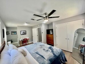 4 bedrooms - 4BR/2BA in S. Central w/8+beds & 10 min to DT/SoCo
(Austin)