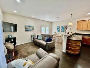 Living area - Spacious Home Close to UT/DTown
(Austin)