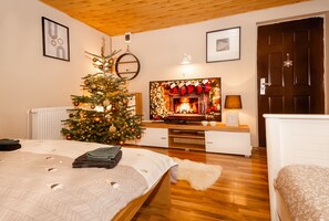2 bedrooms, iron/ironing board, WiFi, bed sheets - Christmas house near Bucharest, perfect fit for your family! (Potlogi)