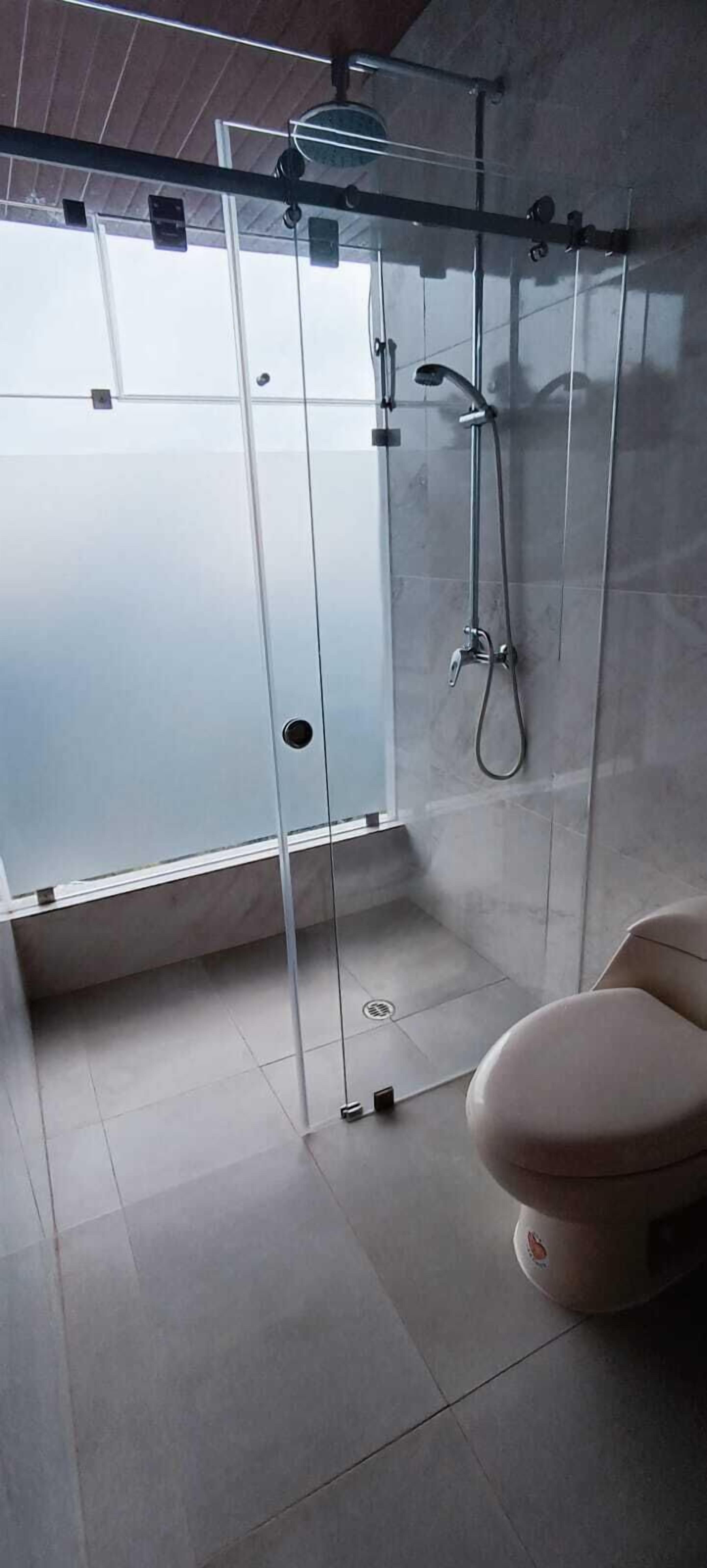 Panoramic Suite | Bathroom | Free toiletries