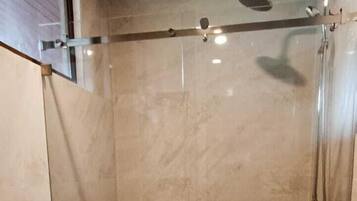 Suite Romantis | Kamar mandi | Perlengkapan mandi gratis