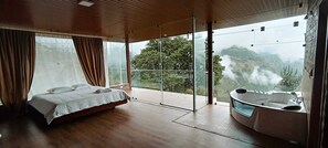 Panoramic Suite | Individually decorated, individually furnished, desk, laptop workspace