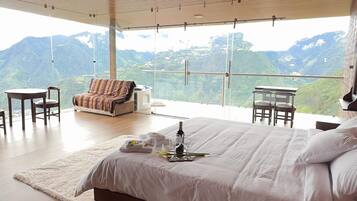 Comfort Suite | 1 bedroom, individually decorated, individually furnished, desk