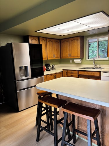 Charming big 4 bedroom house in peaceful Spanaway next to Spanaway high school.