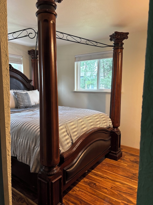 4 bedrooms, WiFi, bed sheets - Swimming Pool, volleyball court, Pickleball court, basketball court, BBQ Grill (Spanaway)