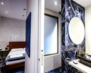 Premium bedding, down comforters, blackout drapes, free WiFi - Marmur luxury room (Lecce)