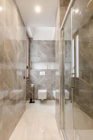 Room | Bathroom | Shower, hair dryer, bathrobes, slippers - Marmur luxury room (Lecce)