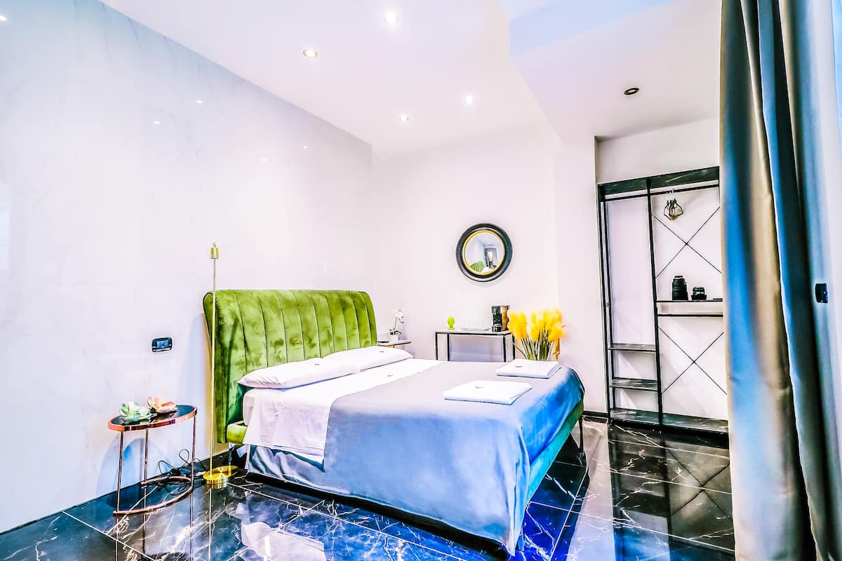 Kamar | Seprai premium, selimut bulu angsa, tirai kedap cahaya, dan Wi-Fi gratis