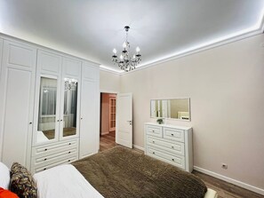 3 bedrooms, iron/ironing board, WiFi, bed sheets - Avicenna - 3 rooms apartment (Astana)