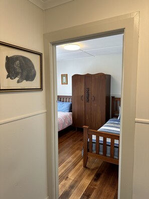 3 bedrooms, iron/ironing board, travel crib, WiFi - Two Twenty Two Farm Stay (Lymwood)
