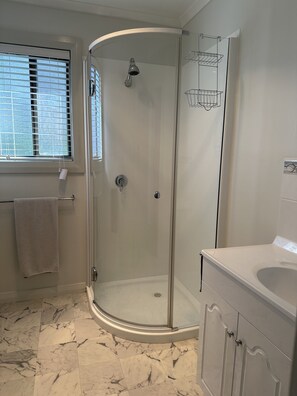 Hair dryer, towels, soap, shampoo - Two Twenty Two Farm Stay (Lymwood)