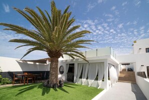 Outdoor dining - Villa El Faro, Piscina Climatizada (Playa Blanca)