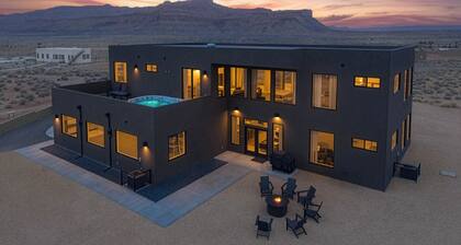 The Highlander: 4000sf Luxe Villa, Rooftop Hot Tub