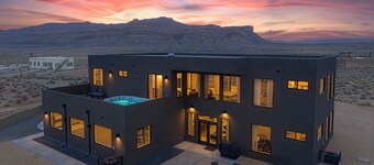 The Highlander: 4000sf Luxe Villa, Rooftop Hot Tub