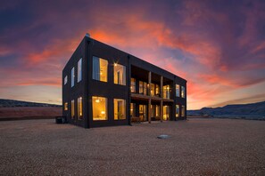 Exterior - The Highlander: 4000sf Luxe Villa, Rooftop Hot Tub (Big Water)