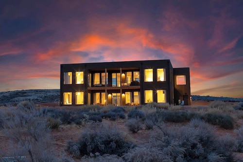 The Highlander - Luxe, Hot Tub, Firepit, Views