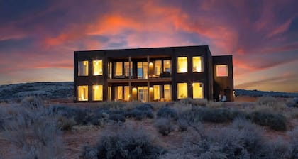 The Highlander - Luxe, Hot Tub, Firepit, Views