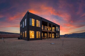 Exterior - The Highlander - Luxe, Hot Tub, Firepit, Views (Big Water)