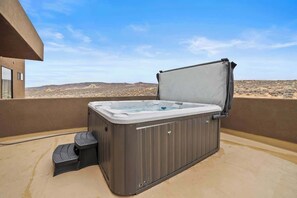 Outdoor spa tub - The Highlander - Luxe, Hot Tub, Firepit, Views (Big Water)