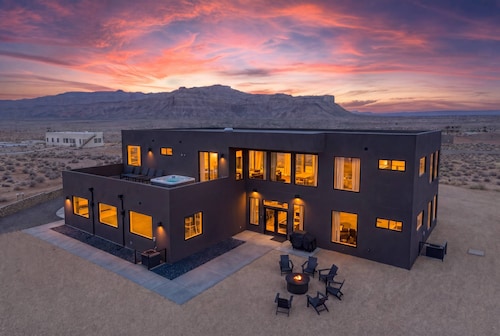 The Highlander: 4000sf Luxe Villa, Rooftop Hot Tub
