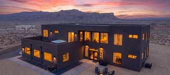 The Highlander: 4000sf Luxe Villa, Rooftop Hot Tub