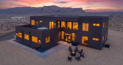 The Highlander: 4000sf Luxe Villa, Rooftop Hot Tub