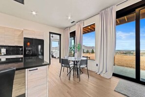 Dining - The Highlander - Luxe, Hot Tub, Firepit, Views (Big Water)